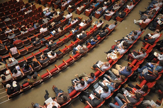 Auditório com pessoas - tradução São Paulo e tradução simultânea sp