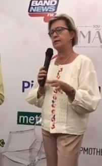 Vivian Haynes, intérprete executando tradução para coaching na palestra