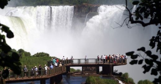 Ilustração das cataratas sobre a tradução simultânea em Foz