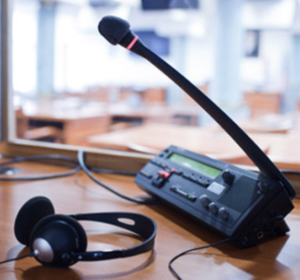 Console de tradução de palestras com microfone